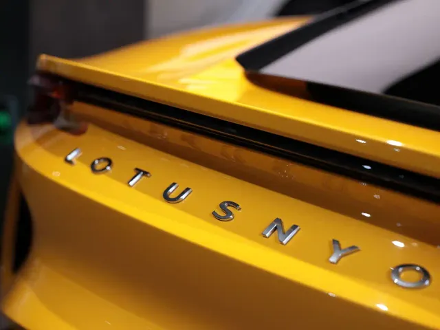 Lotus Emira — Фото автомобиля 9