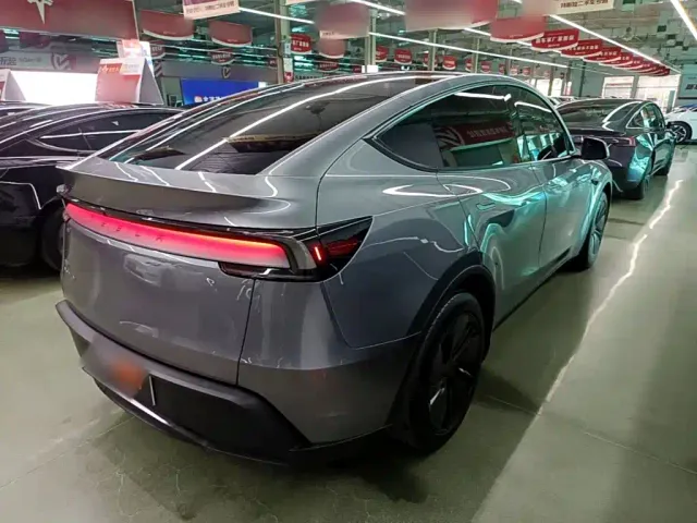 Tesla Model Y — Фото автомобиля 6