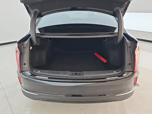 Hongqi E-QM5 — Фото автомобиля 4