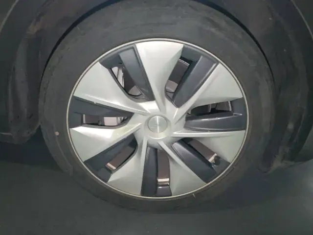 Tesla Model Y — Фото автомобиля 6