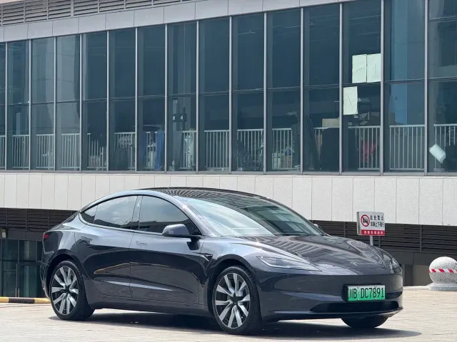 Tesla Model 3 — Фото автомобиля 12