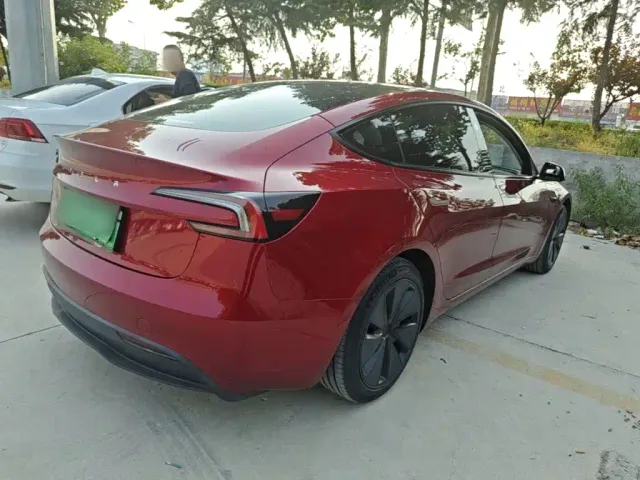 Tesla Model 3 — Фото автомобиля 6