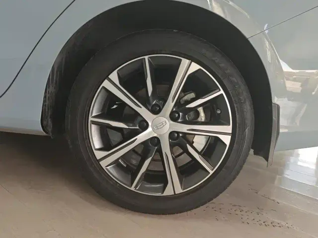 Geely Emgrand — Фото автомобиля 6