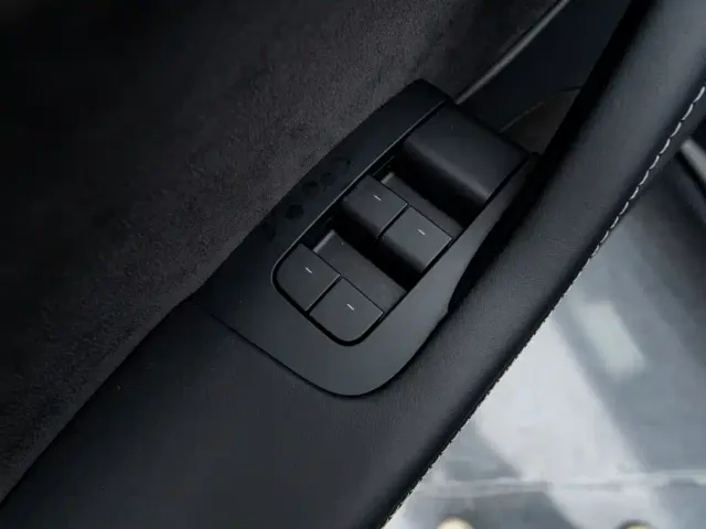 Tesla Model Y — Фото автомобиля 23