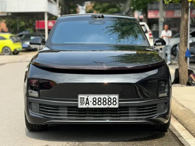 Li Auto L8 — Фото автомобиля 2