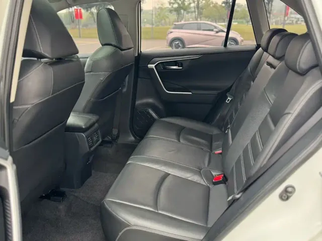 Toyota RAV4 — Фото автомобиля 6