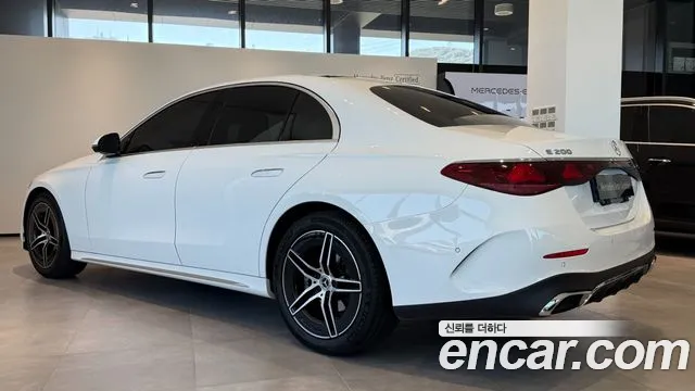 Mercedes-Benz E-Class — Фото автомобиля 3