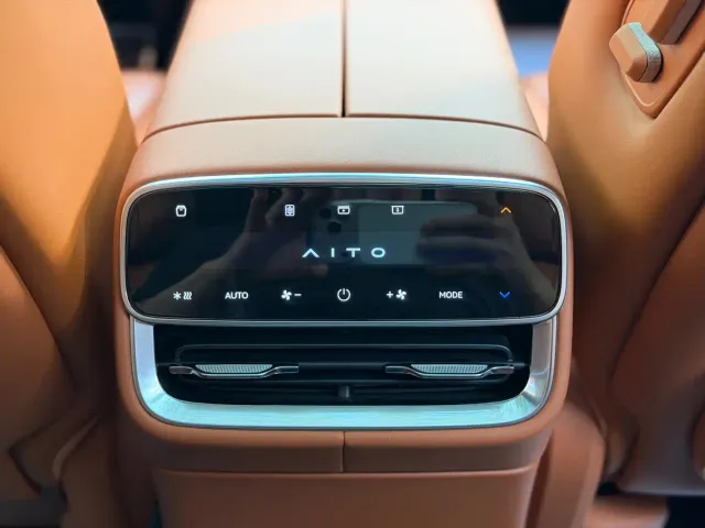 Aito M8 — Фото автомобиля 17