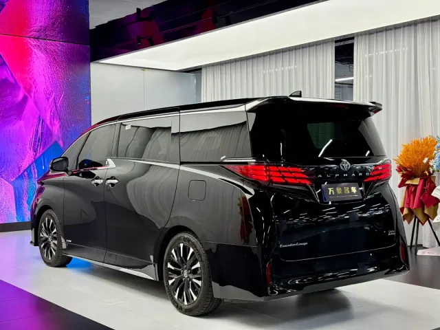 Toyota Alphard — Фото автомобиля 4