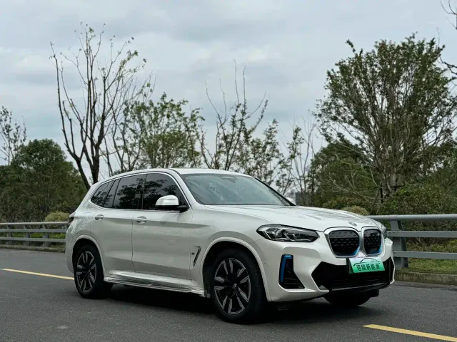 BMW iX3 — Фото автомобиля 5