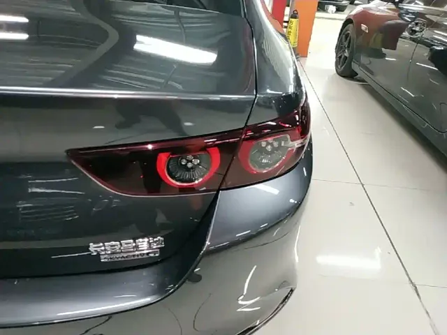 Mazda Axela — Фото автомобиля 7