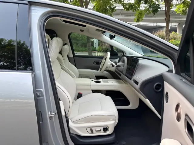 Li Auto i8 — Фото автомобиля 18