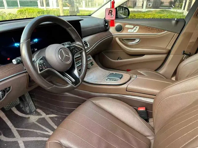 Mercedes-Benz E-Class — Фото автомобиля 4