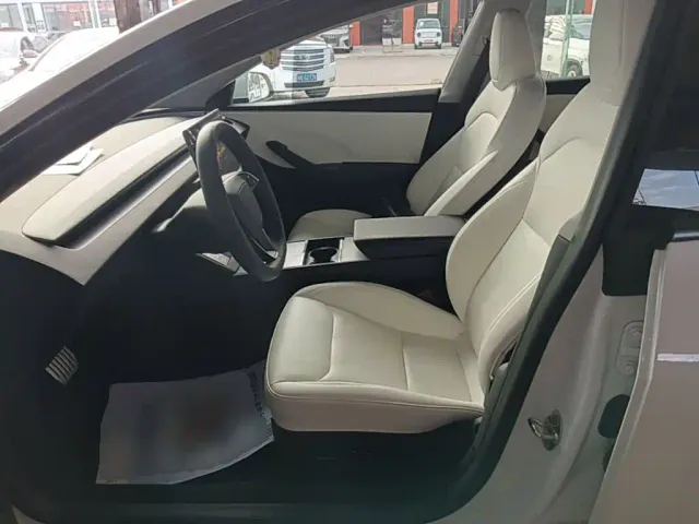 Tesla Model 3 — Фото автомобиля 14