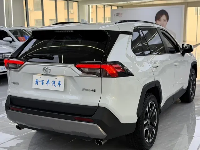 Toyota RAV4 — Фото автомобиля 10
