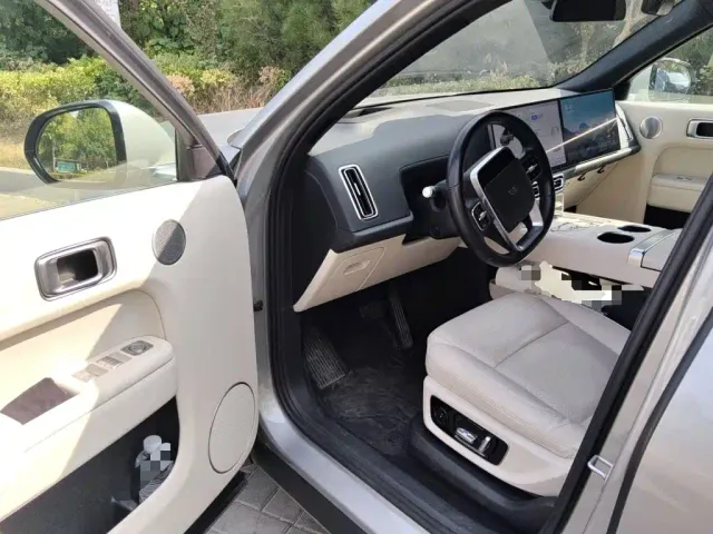 Li Auto L8 — Фото автомобиля 12