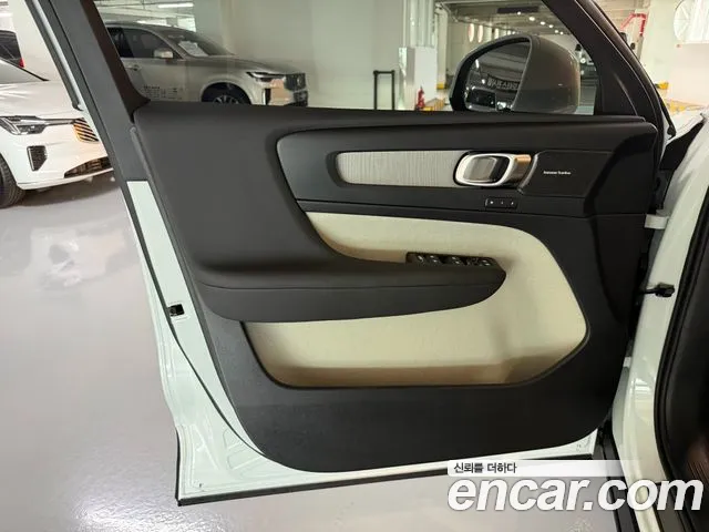 Volvo XC40 — Фото автомобиля 12