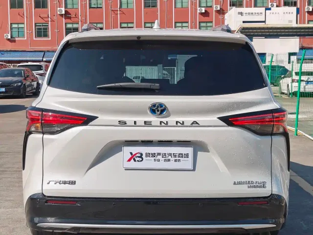 Toyota Sienna — Фото автомобиля 7