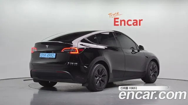 Tesla Model Y — Фото автомобиля 2