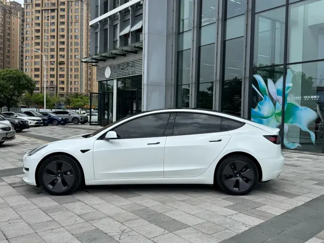 Tesla Model 3 — Фото автомобиля 3
