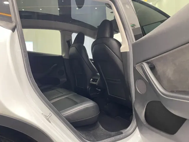 Tesla Model Y — Фото автомобиля 13