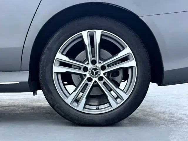Mercedes-Benz E-Class — Фото автомобиля 4