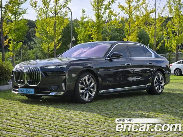 Фотография автомобиля — BMW i7 G70