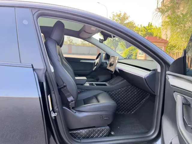 Tesla Model Y — Фото автомобиля 14