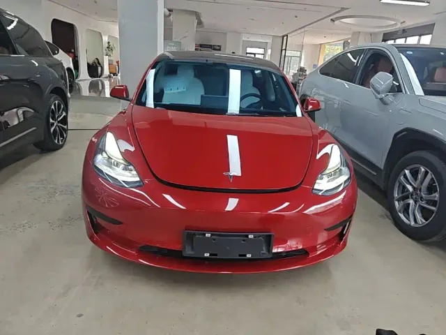Tesla Model 3 — Фото автомобиля 2