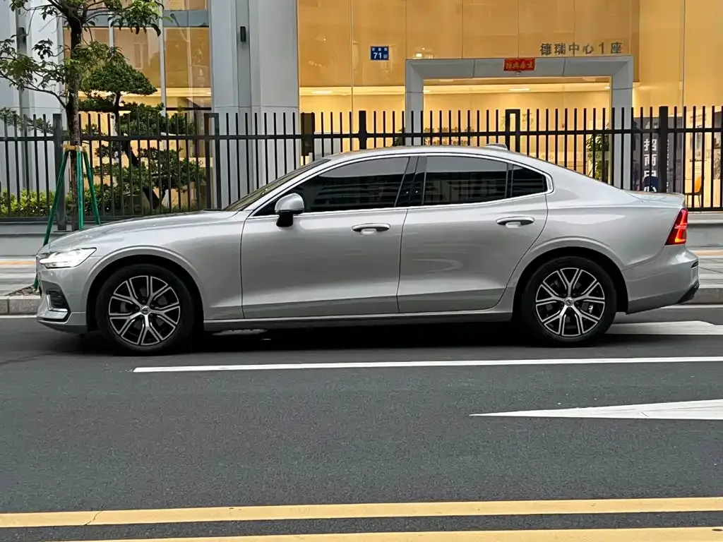 Volvo Volvo S60 2023 B4 Smart Comfort Luxury Edition — Фото автомобиля 26