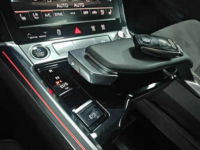 Audi e-tron — Фото автомобиля 13