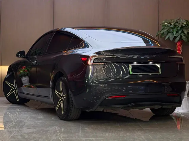 Tesla Model 3 — Фото автомобиля 16