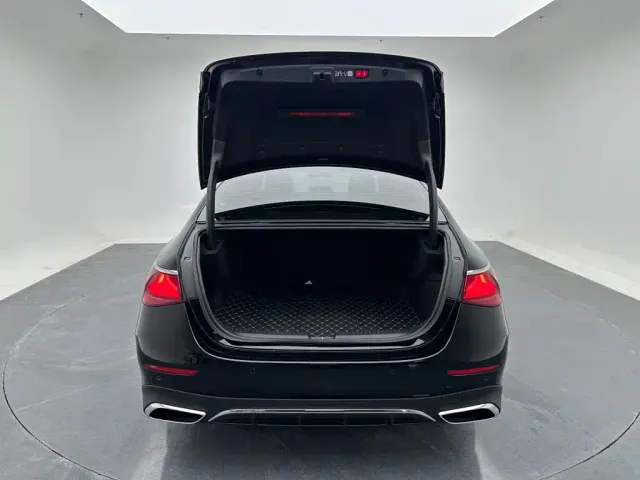Mercedes-Benz E-Class — Фото автомобиля 22
