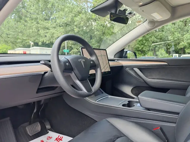 Tesla Model Y — Фото автомобиля 5