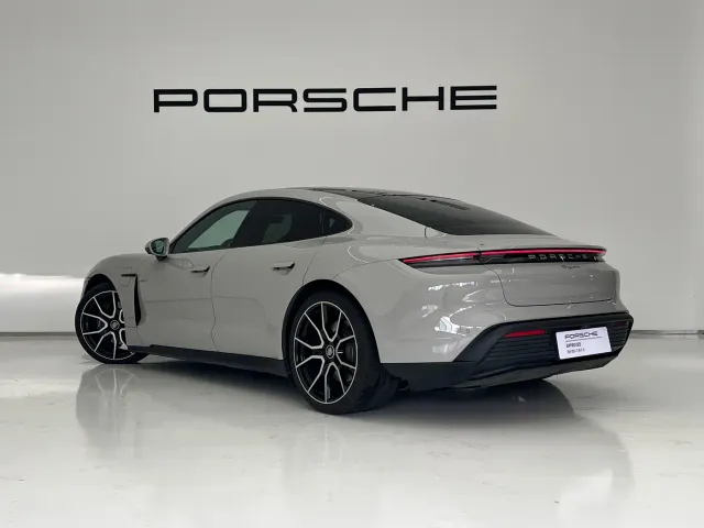 Porsche Taycan — Фото автомобиля 6