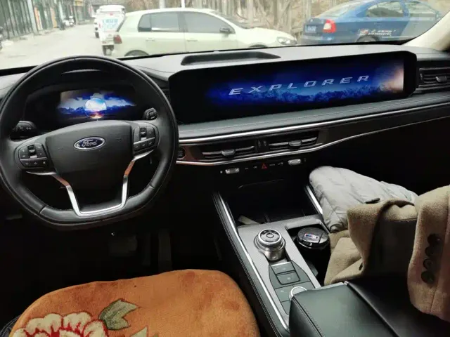 Ford Explorer — Фото автомобиля 12