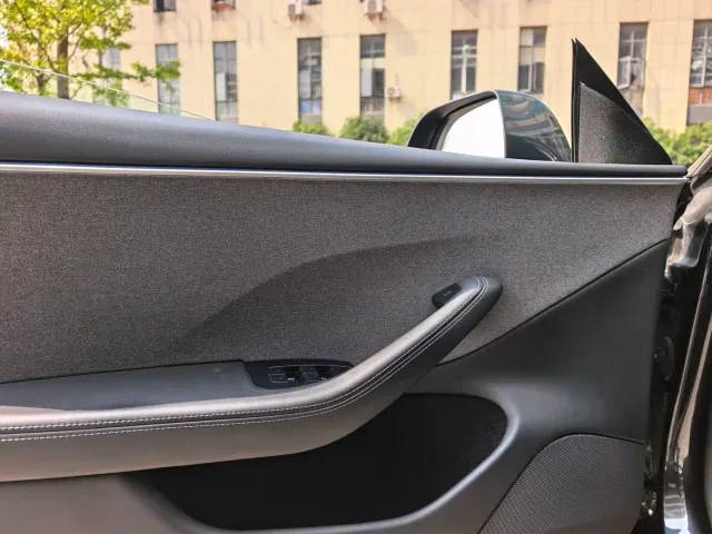 Tesla Model 3 — Фото автомобиля 5