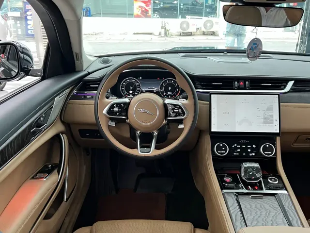 Jaguar XFL — Фото автомобиля 9