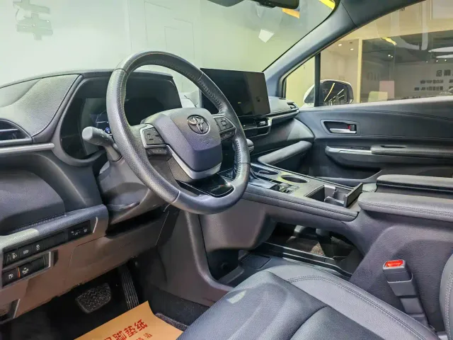 Toyota Sienna — Фото автомобиля 4