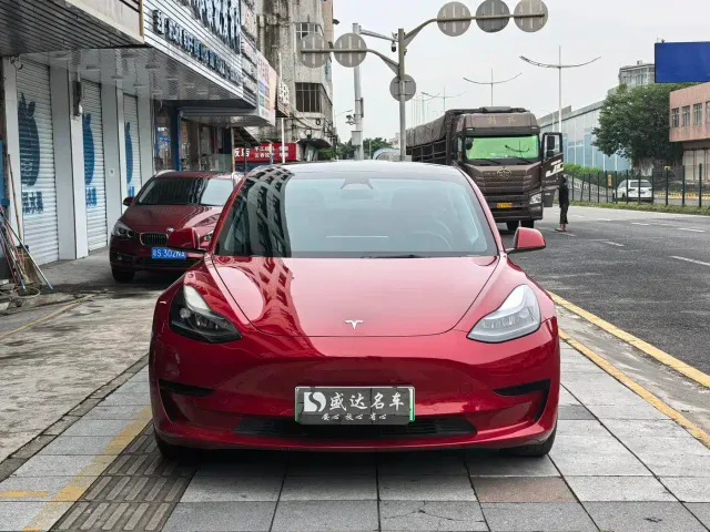 Tesla Model 3 — Фото автомобиля 2