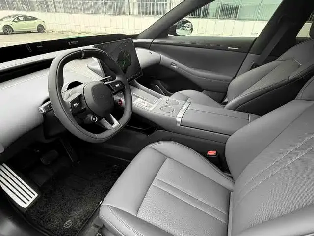 Xiaomi Auto Xiaomi YU7 2025 Extended Range AWD Pro — Фото автомобиля 4
