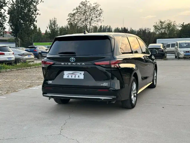 Toyota Sienna — Фото автомобиля 6