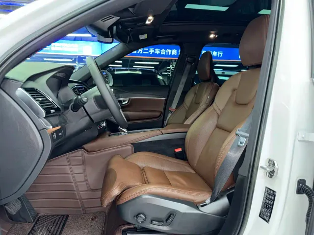Volvo XC90 — Фото автомобиля 8