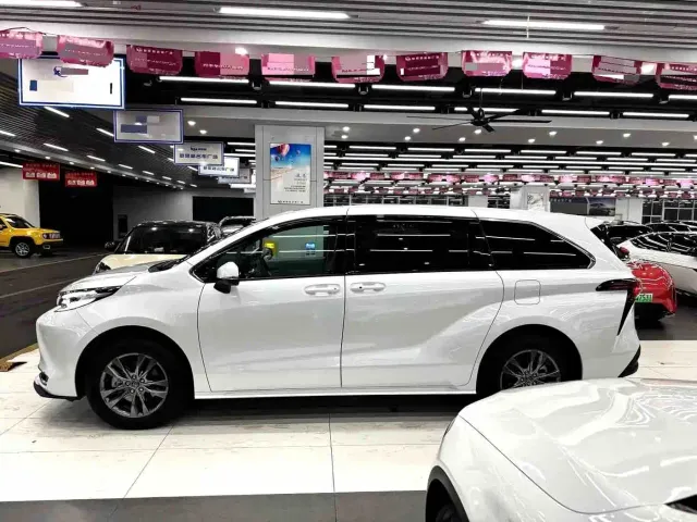 Toyota Sienna — Фото автомобиля 7