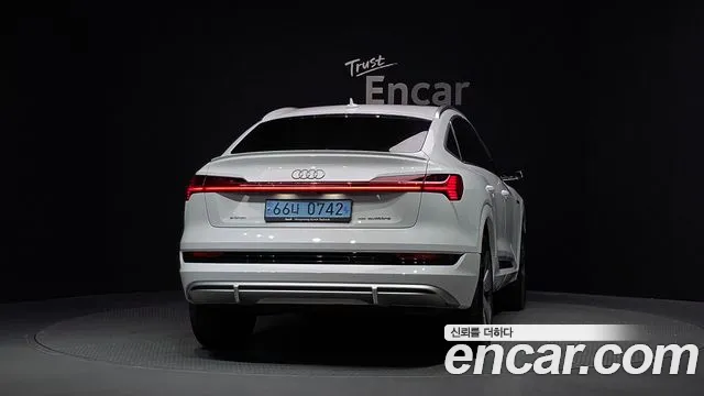 Audi e-tron — Фото автомобиля 4