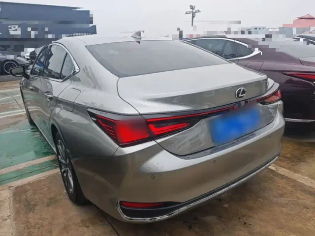 Lexus ES — Фото автомобиля 4