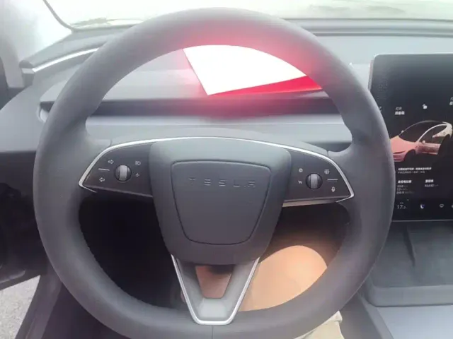 Tesla Model 3 — Фото автомобиля 10