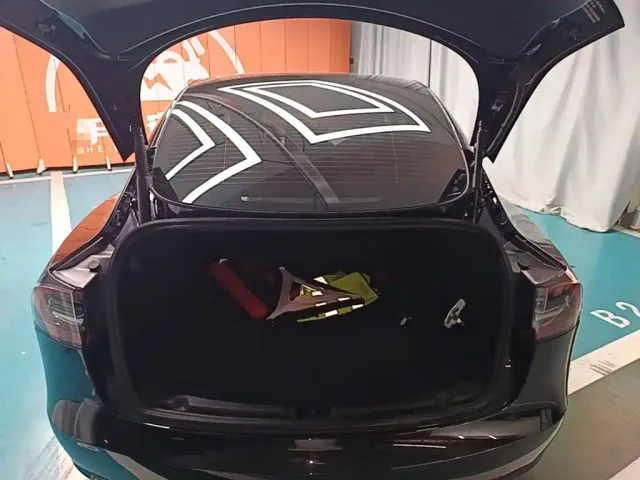 Tesla Model 3 — Фото автомобиля 18