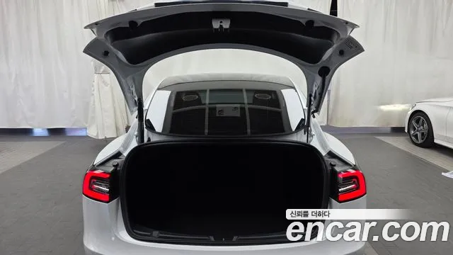 Tesla Model 3 — Фото автомобиля 26