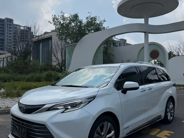 Toyota Sienna — Фото автомобиля 3